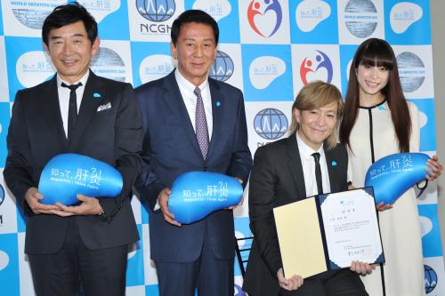 「知って、肝炎」肝炎対策大使就任式に出席した（左から）石田純一、杉良太郎、小室哲哉、上原多香子
