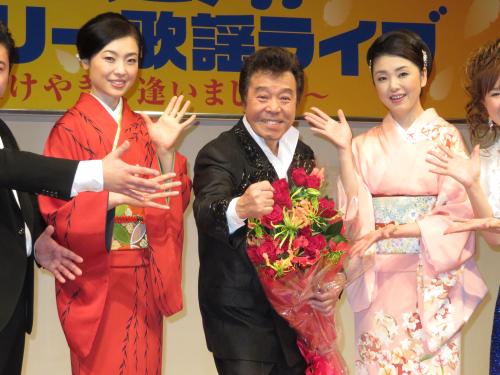「コロムビア♪マンスリー歌謡ライブ」で結婚したことを発表した冠二郎。小沢あきこ（左）や多岐川舞子（右）らに祝福される