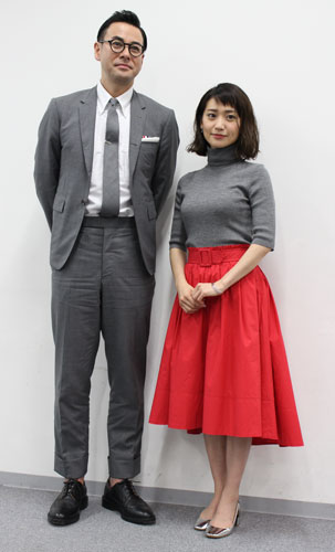 大阪市内で会見した大島優子（右）と鈴木浩介