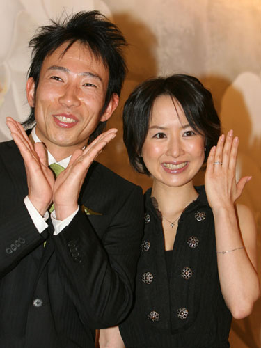 おさる（左）とタレント・山川恵里佳（０７年２月撮影）