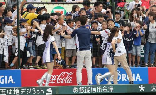 ＜西・オ＞５回裏攻撃終了時に、中川家礼二がベンチ上に登場し球場を盛り上げる