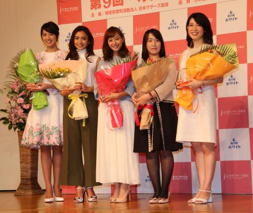 【画像・写真】友利新 ベストマザー賞授賞式で第２子妊娠を発表　８月下旬に出産予定