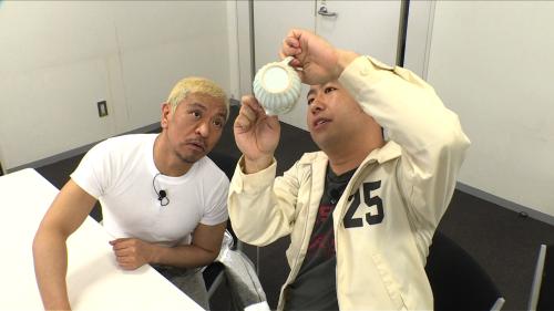 初出演した「探偵！ナイトスクープ」で問題のミルクポット、カップを見つめる“依頼者”の松本人志（左）と澤部佑