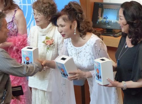 【画像・写真】八代亜紀　歌声ふるさとに届け　都内で慈善ショー