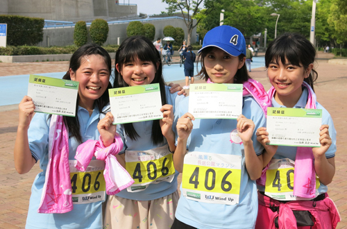 フルマラソンリレーを４人で完走して証明書を掲げる（左から）寺岡咲希、藤井彩来、松井りお、田口空