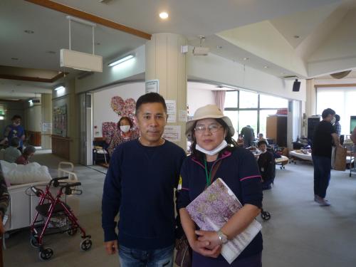 熊本地震の避難所となっている久木野総合福祉センター（熊本県南阿蘇村）を訪れたナインティナイン岡村隆史