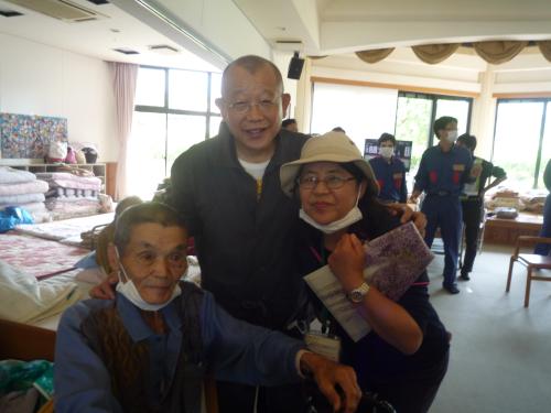 熊本地震の避難所となっている久木野総合福祉センター（熊本県南阿蘇村）を訪れた笑福亭鶴瓶（中）は避難住民と笑顔で記念撮影
