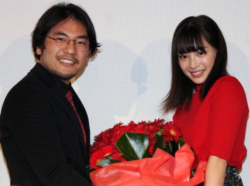 映画「ちはやふる」二部作イッキ見上映イベントで小泉徳宏監督から花束を受け取り笑顔の広瀬すず