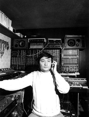 若かりし頃の冨田勲さん。当時のシンセサイザーをバックに