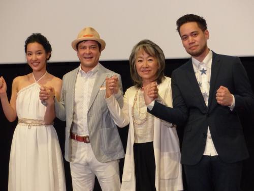 今井雅之さんが企画・脚本を務めた映画の完成披露試写会に登場した（左から）七海、川平慈英、奈良橋陽子さん、ＪＡＹ’ＥＤ
