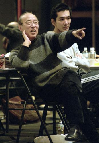 １９９７年１２月、「ロミオとジュリエット」の稽古場で出演者に指示する蜷川幸雄さん
