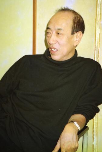 １９９２年１０月、有馬稲子の舞台稽古演出後、インタビューに答える蜷川幸雄さん　