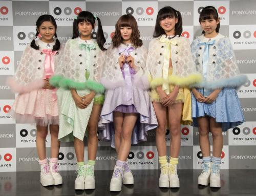 メジャーデビューを発表したアイドルグループ「マジカル・パンチライン」の（左から）浅野杏奈、小山リーナ、佐藤麗奈、清水ひまわり、沖口優奈
