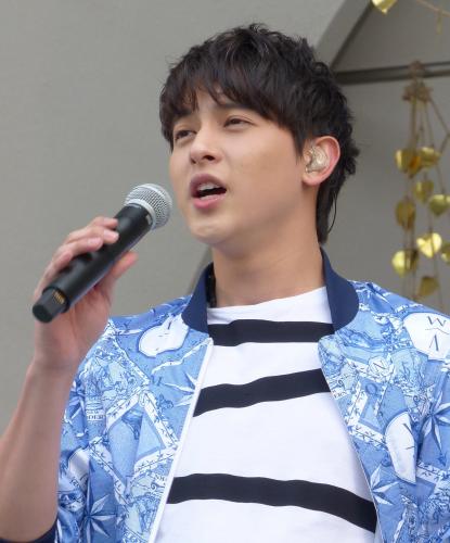 【画像・写真】タイ国民的歌手Ｊ・ジラユ　日本語詞で熱唱