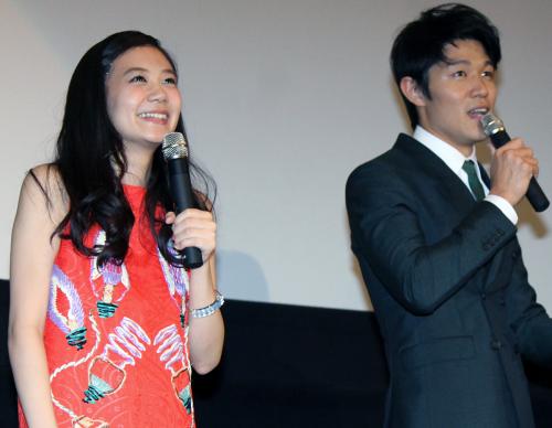 初日舞台あいさつに登場した清水富美加（左）と鈴木亮平