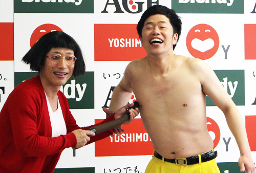 おなじみの「乳首ドリル」を披露するすっちー（左）と吉田裕