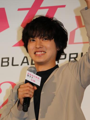 【画像・写真】山崎賢人＆二階堂ふみ　女子高生500人のもみくちゃ歓迎にびっくり