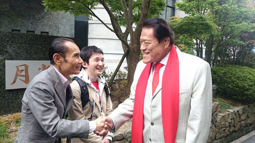 握手を交わす片岡鶴太郎（左）とアントニオ猪木氏（右）。奥は浅利陽介（Ｃ）ＴＢＳ