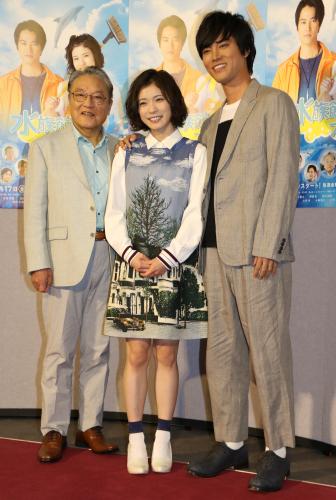 ＮＨＫドラマ１０「水族館ガール」試写会に登場した（左から）伊東四朗、松岡茉優、桐谷健太