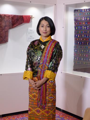 「ブータン～しあわせに生きるためにヒント～」の内覧会にブータンの民族衣装で参加した鶴田真由