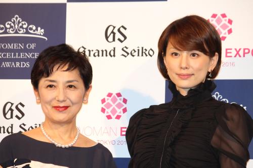 「第２回Ｗｏｍａｎ　Ｏｆ　Ｅｘｃｅｌｌｅｎｃｅ　Ａｗａｒｄ」授賞式に出席した国谷裕子さん（左）と米倉涼子