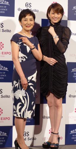 「第２回ウーマン・オブ・エクセレンスアワーズ」の授賞式に出席し、副賞の腕時計を見せる米倉涼子（右）と国谷裕子さん