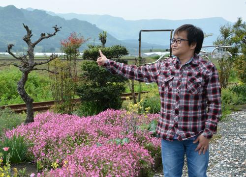 熊本県南阿蘇村にある自宅の庭に立つ「Ｃ―Ｃ―Ｂ」元メンバーの笠浩二