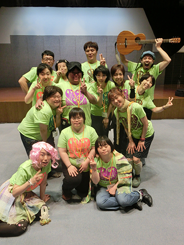 ゴールドコンサート地方大会ｉｎ関西で審査員特別パフォーマンス賞を受賞した大阪チャチャチャバンドのメンバー
