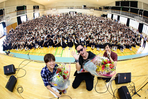 京都市内の中・高校で公開収録に登場した（左から）「コブクロ」の小渕健太郎と黒田俊介、ＤＪの落合健太郎（提供＝ＦＭ８０２）