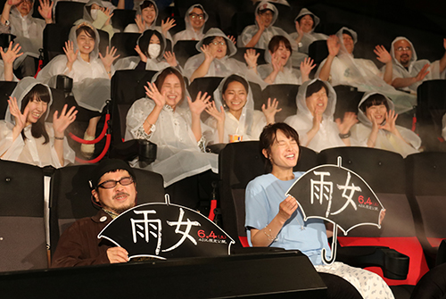 映画「雨女」完成披露試写会イベント、サプライズで水しぶきをあびる清野菜名（右）と清水崇監督