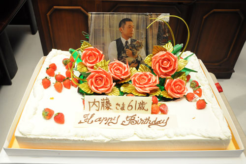 内藤剛志の誕生日を祝うサプライズのバースデーケーキ（Ｃ）テレビ朝日