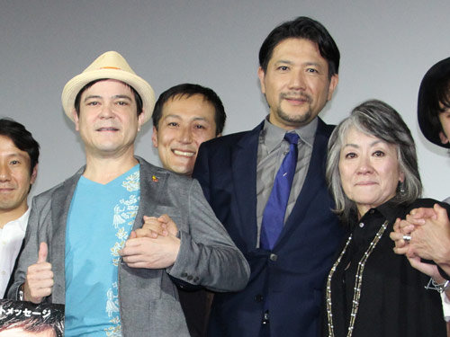 舞台あいさつに登壇した（前列左から）川平慈英、別所哲也、奈良橋陽子監督