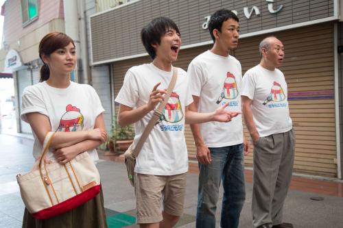 映画「サブイボマスク」でシングルマザーを演じる平愛梨と（右から）泉谷しげる、ファンキー加藤、小池徹平
