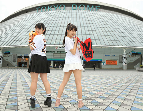東京ドーム前で私物の野球グッズを手に笑顔の牧野真莉愛（右）と広瀬彩海