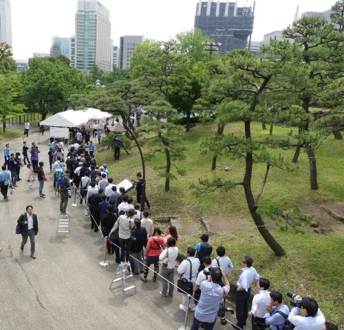 清原和博被告の判決で、傍聴券を求め列を作る人たち