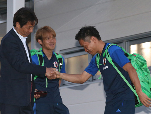 日本サッカー協会も交際を祝福？練習後に西野技術委員長（左）と握手する長友（右。中央は宇佐美）