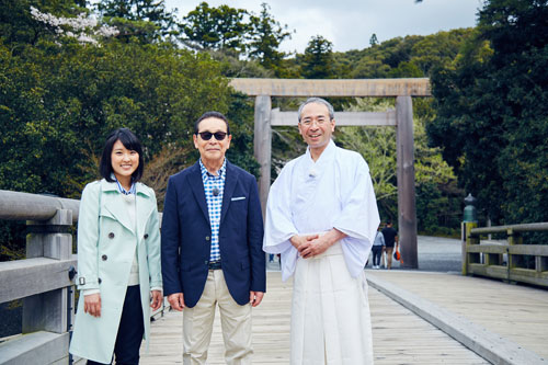 「ブラタモリ」で伊勢神宮を訪れた（左から）近江友里恵アナウンサー、タモリ