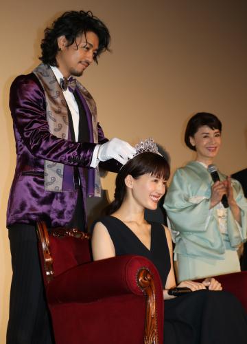 映画「高台家の人々」初日舞台挨拶で、斎藤工（左）からティアラを戴冠される綾瀬はるか