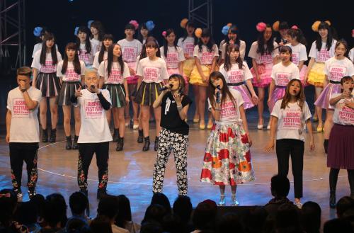 コンサートの最後に「群青」を歌う（左から）ＤＡ　ＰＵＭＰのＫＥＮＺＯ、ＩＳＳＡ、荻野目洋子、観月ありさ、ＭＡＸのＬＩＮＡ、ＭＩＮＡ