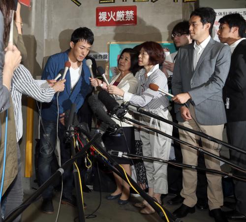 不倫謝罪会見で、報道陣に囲まれるファンキー加藤