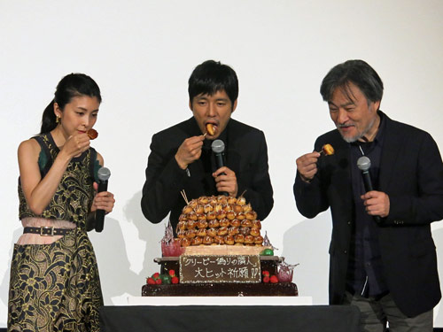 “偽りのたこ焼き”を口にする（左から）竹内結子、西島秀俊、黒沢清監督