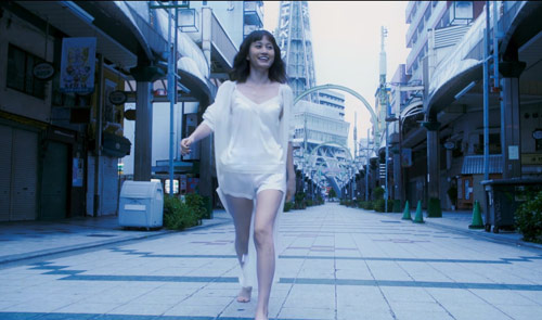 通天閣本通やラブホテルで刺激的な姿を見せる前田敦子の新曲ミュージックビデオ