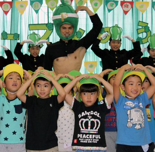 【画像・写真】小島よしお“僕のアモーレ”昨秋から交際の２７歳秘書と「結婚したい」