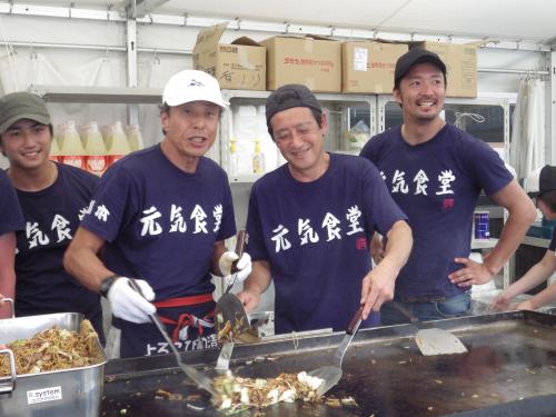 炊き出し終了後に合流した神田正輝（右から２人目）とともにスタッフのまかない用に焼きそばを作る（左から）神田穣、舘ひろし、金児憲史