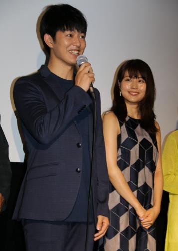 映画「夏美のホタル」初日舞台あいさつに登場した工藤阿須加（左）と有村架純