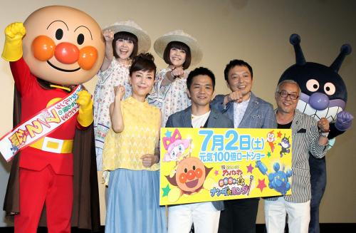 アニメ映画「それいけ！アンパンマン　おもちゃの星のナンダとルンダ」完成披露で舞台あいさつを行った（前列左から）戸田恵子、中川家、中尾隆聖。後列はドリーミング