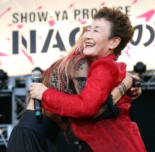 ＜ＮＡＯＮのＹＡＯＮ＞デュエットしハグする寺田恵子（左）と加藤登紀子