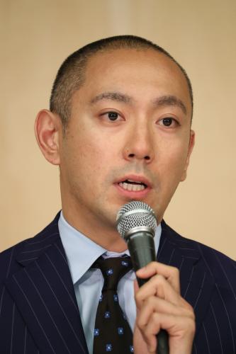 【画像・写真】海老蔵、麻央の再入院を報告　手を握り合い「車の中でバイバイ」
