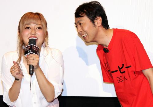 映画「クリーピー　偽りの隣人」のイベントに出演したアンガールズ田中卓志と菊地亜美