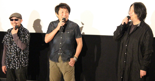 11日に来阪し、ライブムービーの上映劇場で舞台あいさつを行った「シング・ライク・トーキング」の（左から）西村智彦、佐藤竹善、藤田千章